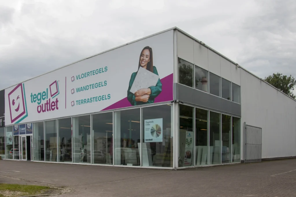 De voorgevel van Tegeloutlet Aartselaar aan de A12