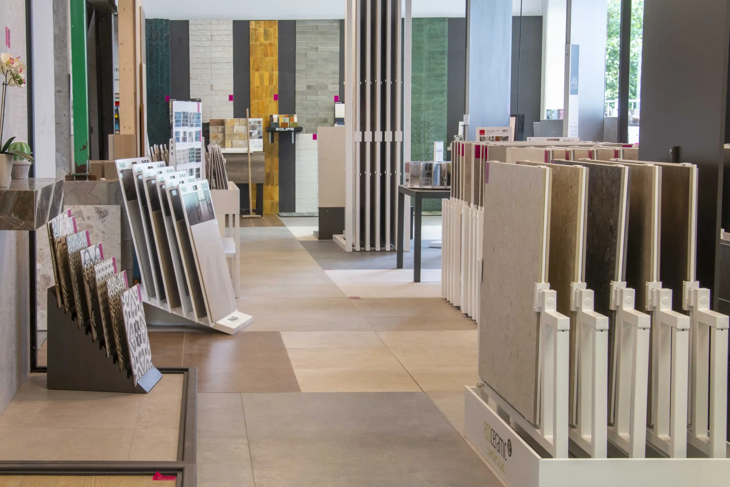 Tegelstalen vergelijken in showroom