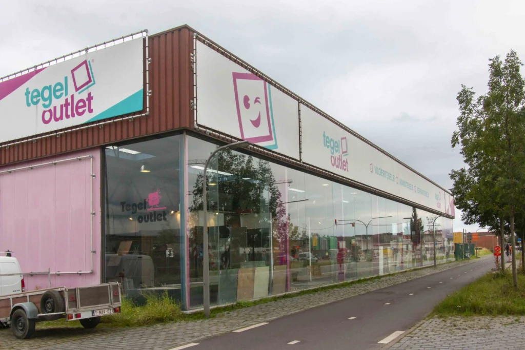 De voorgevel van Tegeloutlet Antwerpen aan de Slachthuislaan
