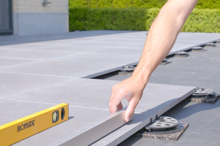 1 cm of 2 cm buitentegels? Wanneer kan het en wanneer moet het?