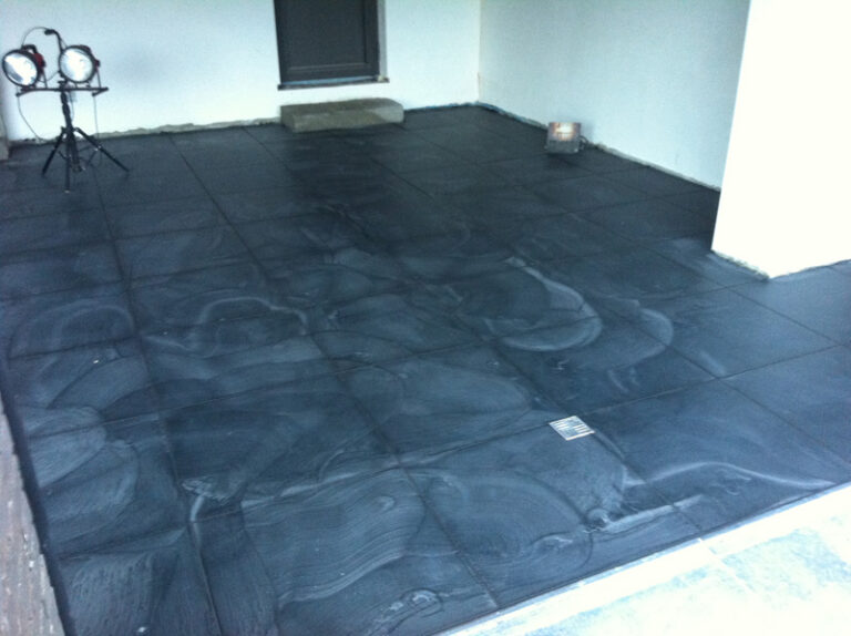 Cementsluier verwijderen van tegels: zo doe je het veilig en correct