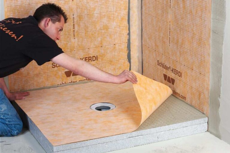 Waterdichting badkamer: waarom een waterdichtingsmat onmisbaar is onder je tegels