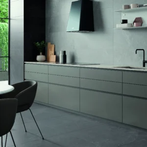 Argenta Storm Cloud vloertegels 60×60 met Storm Wall Cloud en Storm Wall Grey wandtegels 40×120 in een keuken