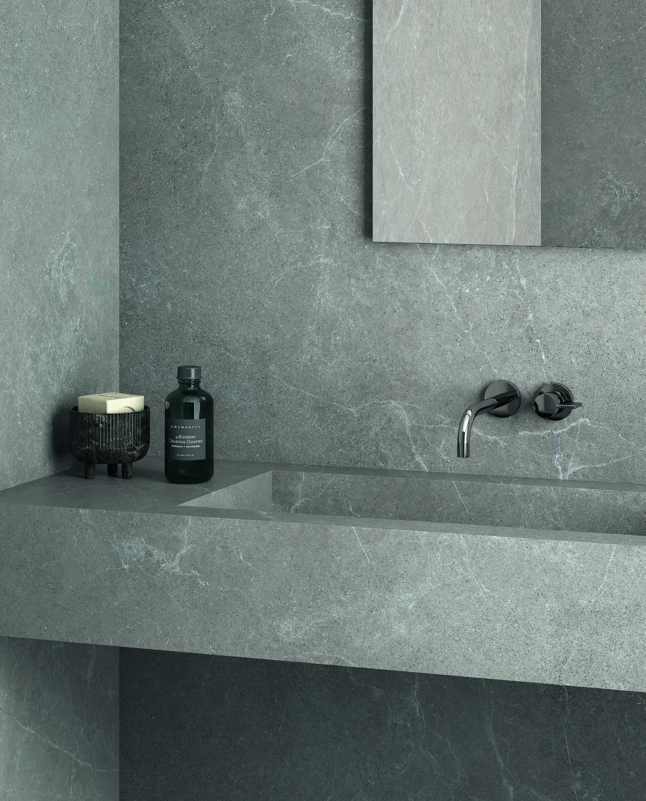 Argenta Storm Grey wandplaten 120×280 rond een wastafel in een badkamer