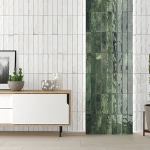 Ecoceramic Asly White en Green glanzende wandtegels in een leefruimte