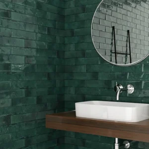 Ecoceramic Harlequin Green glanzende wandtegels in een badkamer