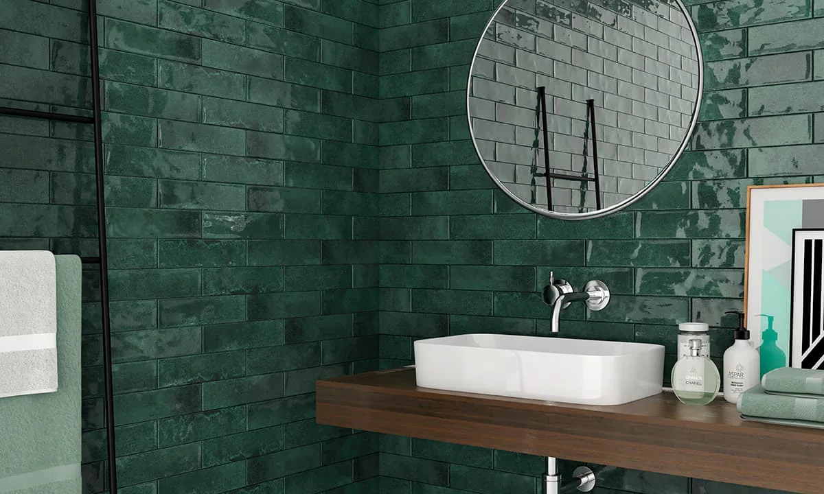 Ecoceramic Harlequin Green glanzende wandtegels in een badkamer