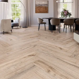 Navarti Dakaris Golden 20×120 houtlook planken in visgraat in een woonkamer