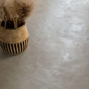 Saime Avalon Gris 90×90 vloertegels in een open leefruimte