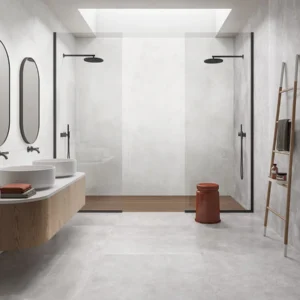 Saime Icon White wandtegels en Ash vloertegels in een badkamer