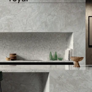 Saime Royal Silver 120×278 gepolijst en mat, met Royal Mozaïek Silver 30×30 in een keuken