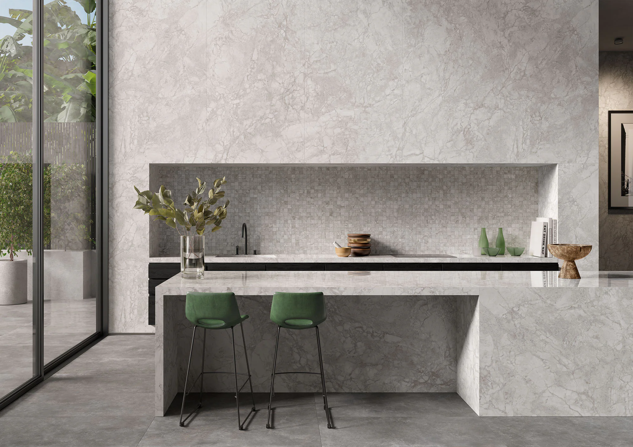 Saime Royal Silver platen 120×278 en Royal Mozaïek Silver 30×30 in een keuken
