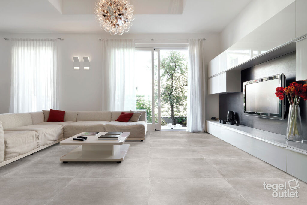 Salon lumineux avec un sol en grands carreaux effet béton de 90x90