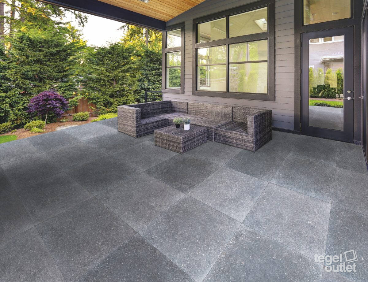 Terrasse avec de grands carreaux de terrasse gris en céramique et un salon de jardin