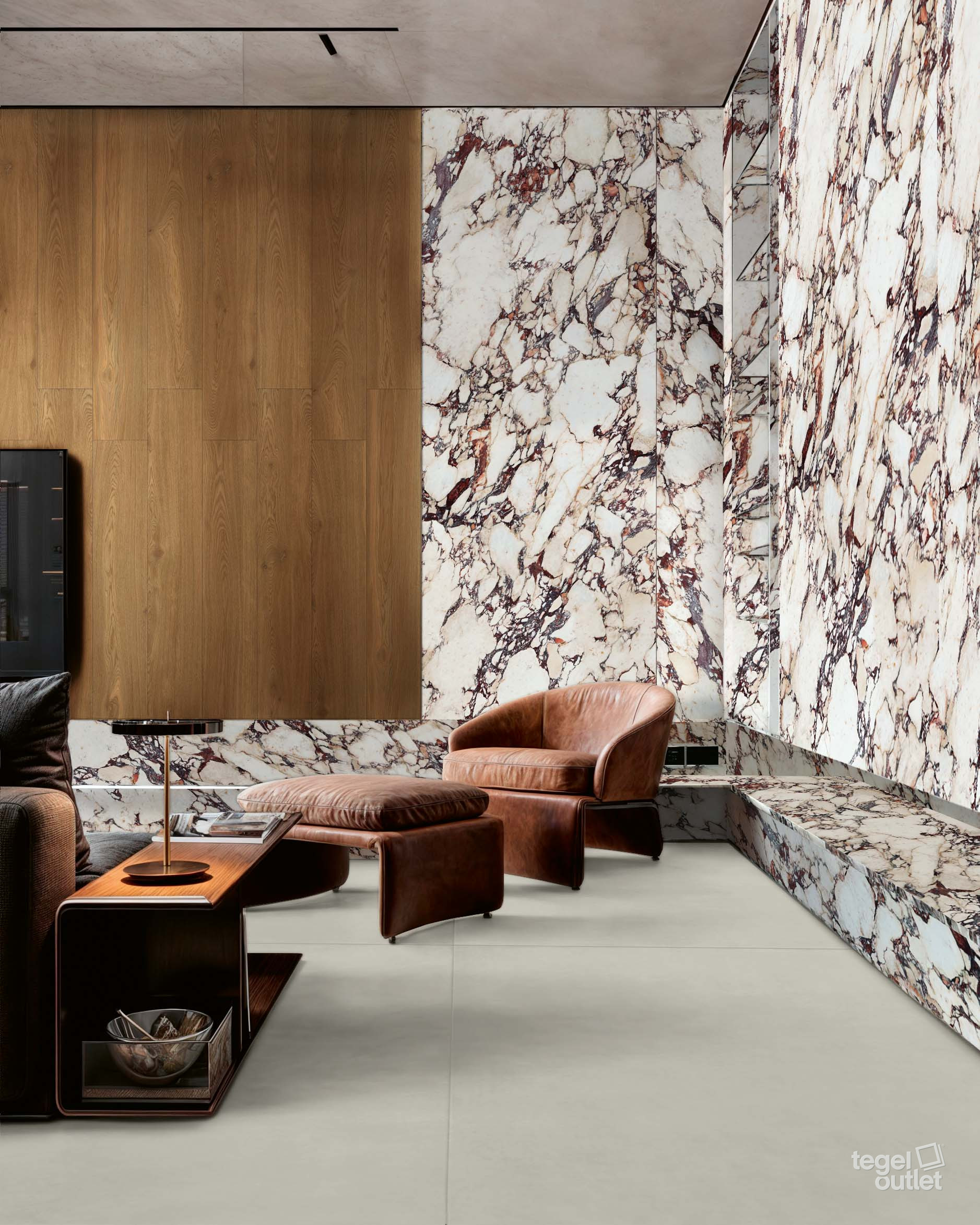 Woonkamer met marmerlook tegels op de wand en een houtlook accent