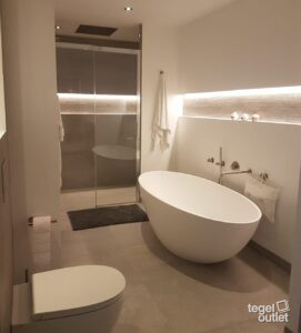 Salle de bains avec baignoire îlot, douche à l'italienne et grands carreaux gris clair