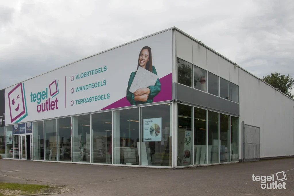 De voorgevel van Tegeloutlet Aartselaar aan de A12