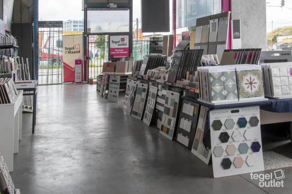 Showroom Tegeloutlet Antwerpen avec des échantillons de carreaux muraux et de sol