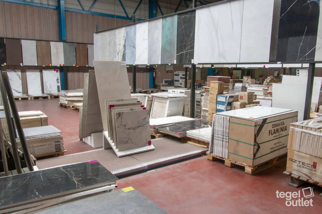 Stock de grands carreaux effet marbre sur palettes chez Tegeloutlet Antwerpen