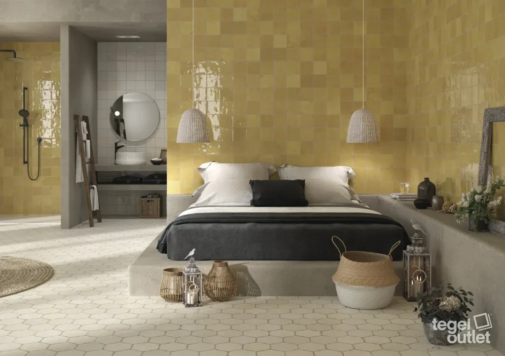 Mur en carreaux jaunes 13x13 à l'aspect artisanal dans une chambre avec salle de bains ouverte