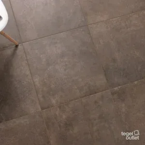 Photo d'ambiance : sol en carreaux brun foncé aspect béton de 60x60, vu d'en haut