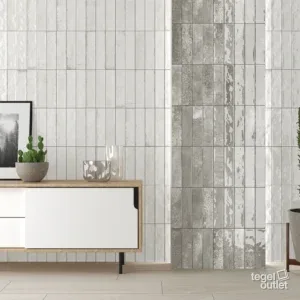 Ecoceramic Asly White en Grey glanzende wandtegels in een leefruimte