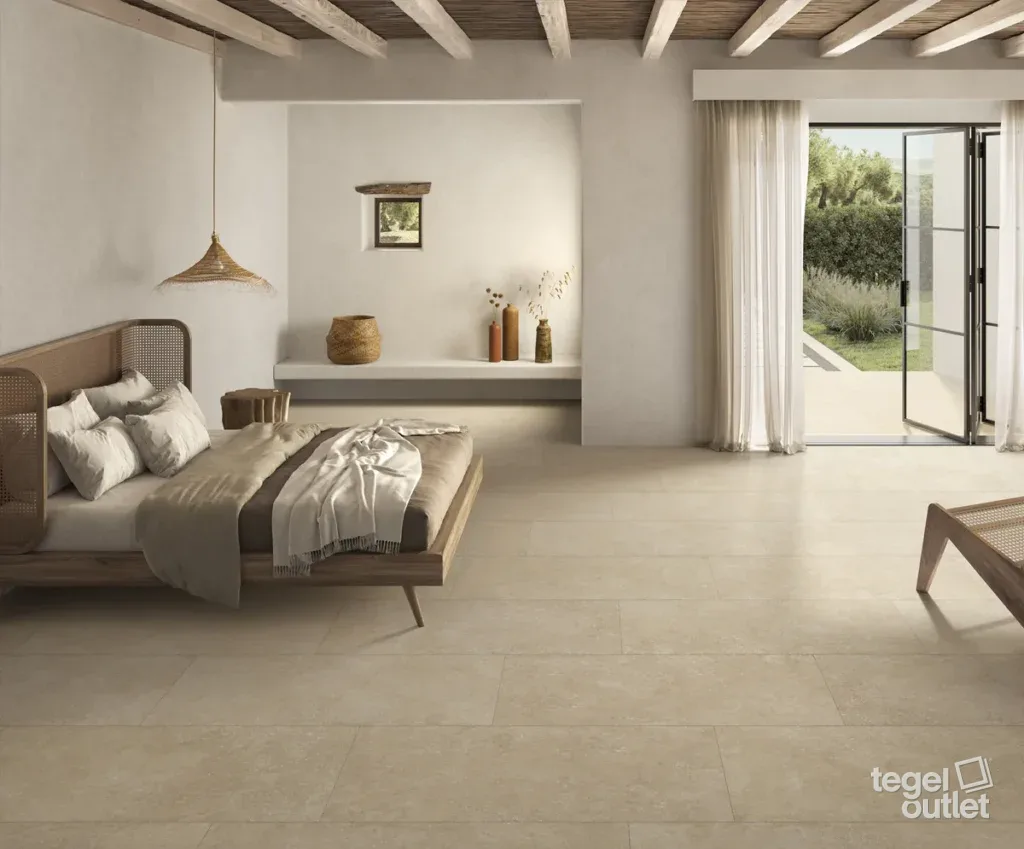 Carreaux de sol beiges Saime Avalon dans une chambre de style méditerranéen