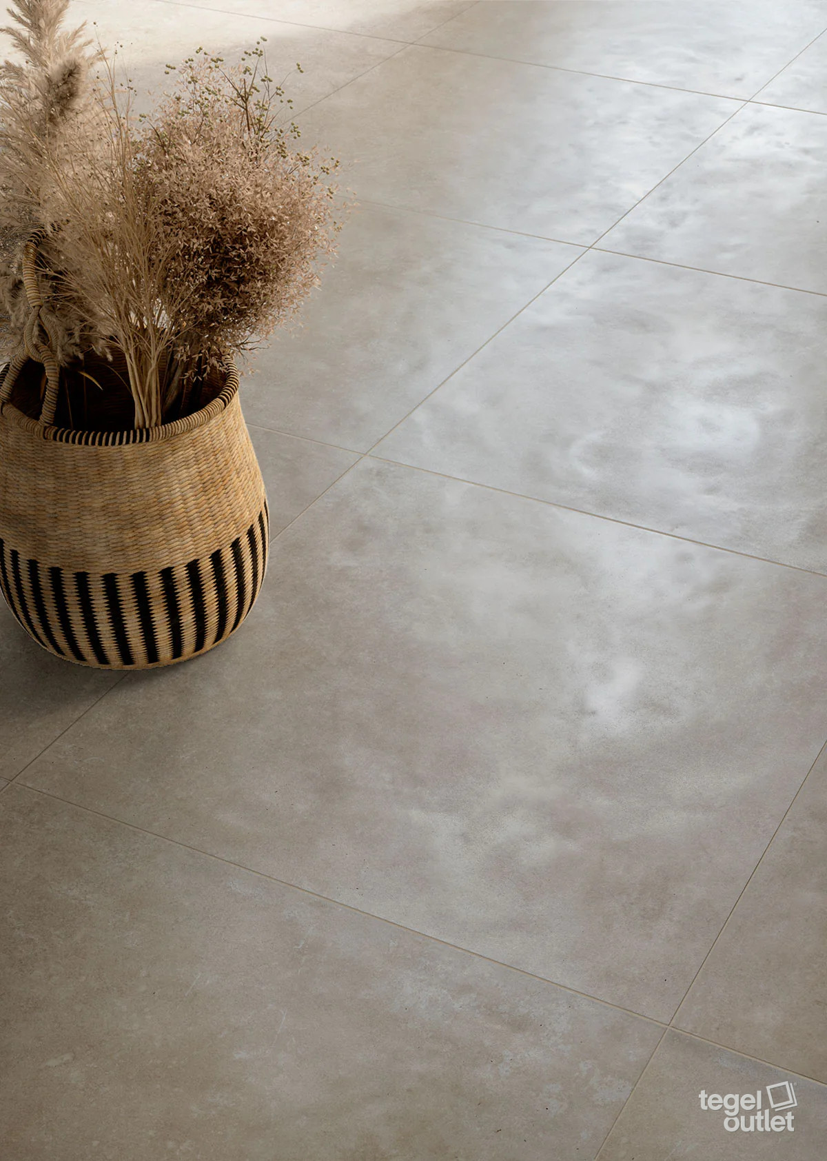 Saime Avalon Gris 90×90 vloertegels in een open leefruimte