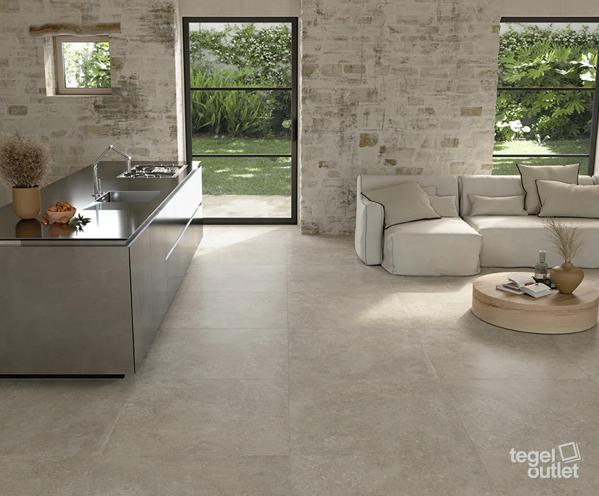 Saime Avalon Gris Silk 90×90 vloertegels in een keuken