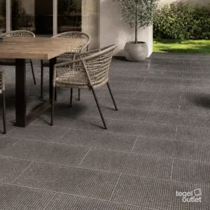 Sfeerbeeld (illustratie): tuinterras met eettafel en stoelen en een vloer in donkergrijze tegels met een fijne lijnstructuur