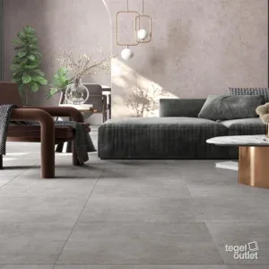 Sfeerbeeld: Beton Light Grey als vloer in een woonkamer met donkergrijze zetel