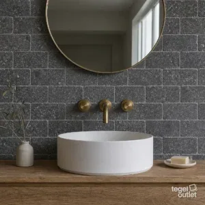 Sfeerbeeld (illustratie): badkamer met een wand in kleine donkere natuursteentegels