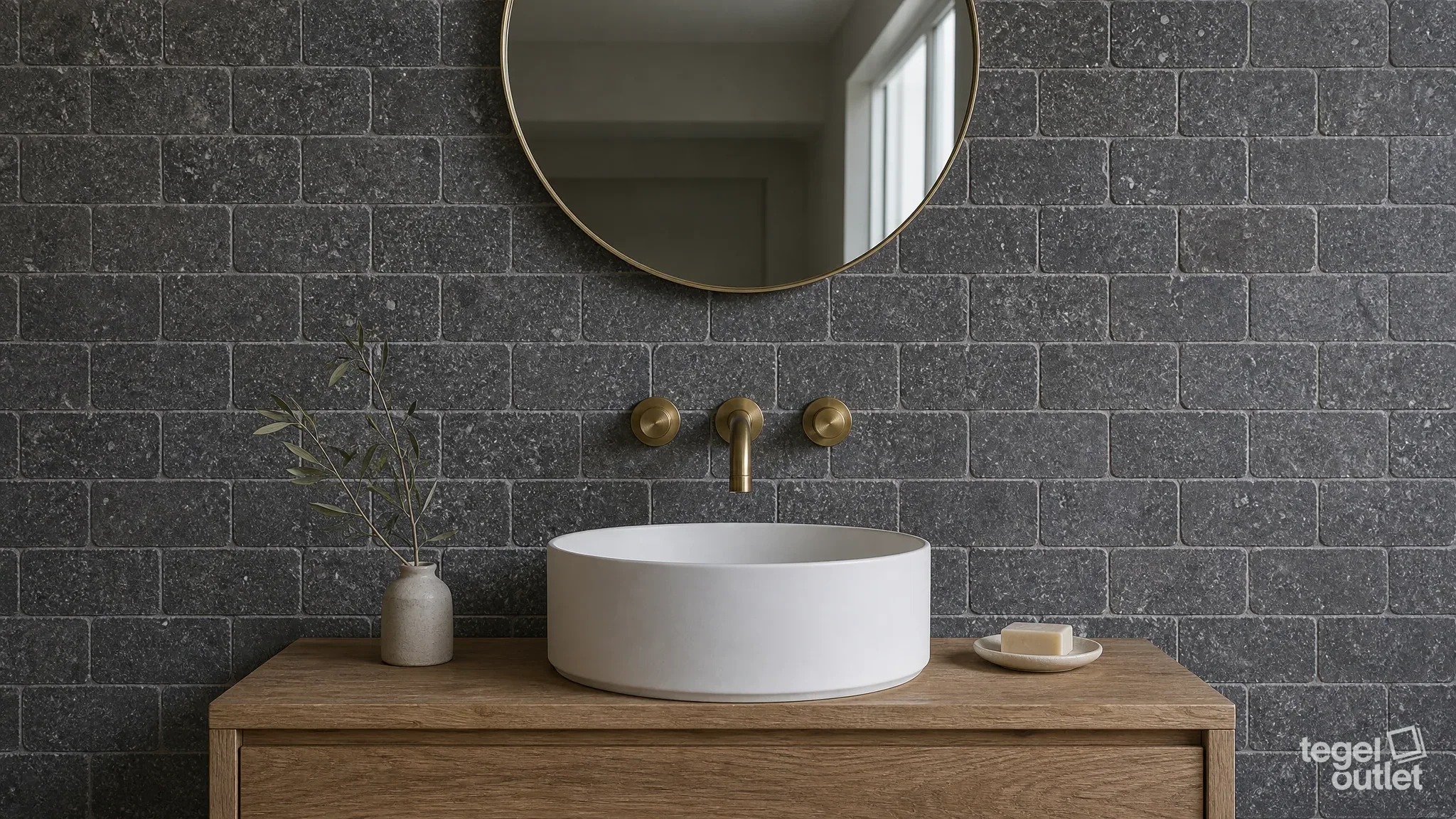 Sfeerbeeld (illustratie): badkamer met een wand in kleine donkere natuursteentegels
