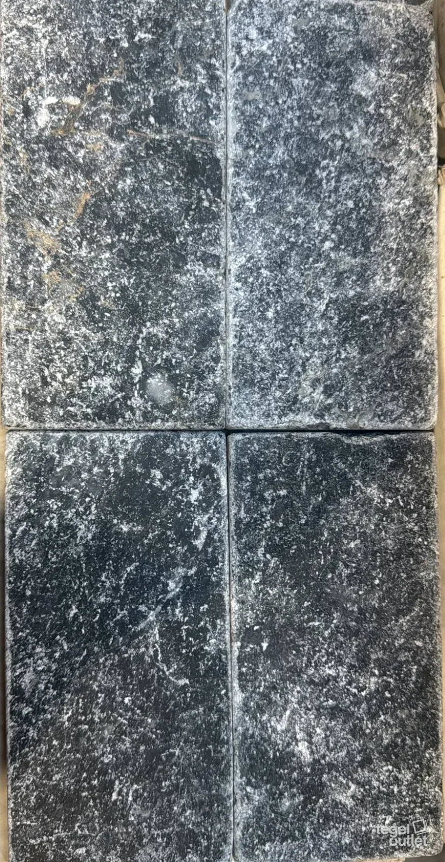 Blauwe Steen 7.5x15: vier donkere natuursteentegels naast elkaar