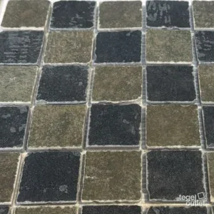 Mosaïque Blend Dark : tesselles noires et gris olive sur une plaque en magasin