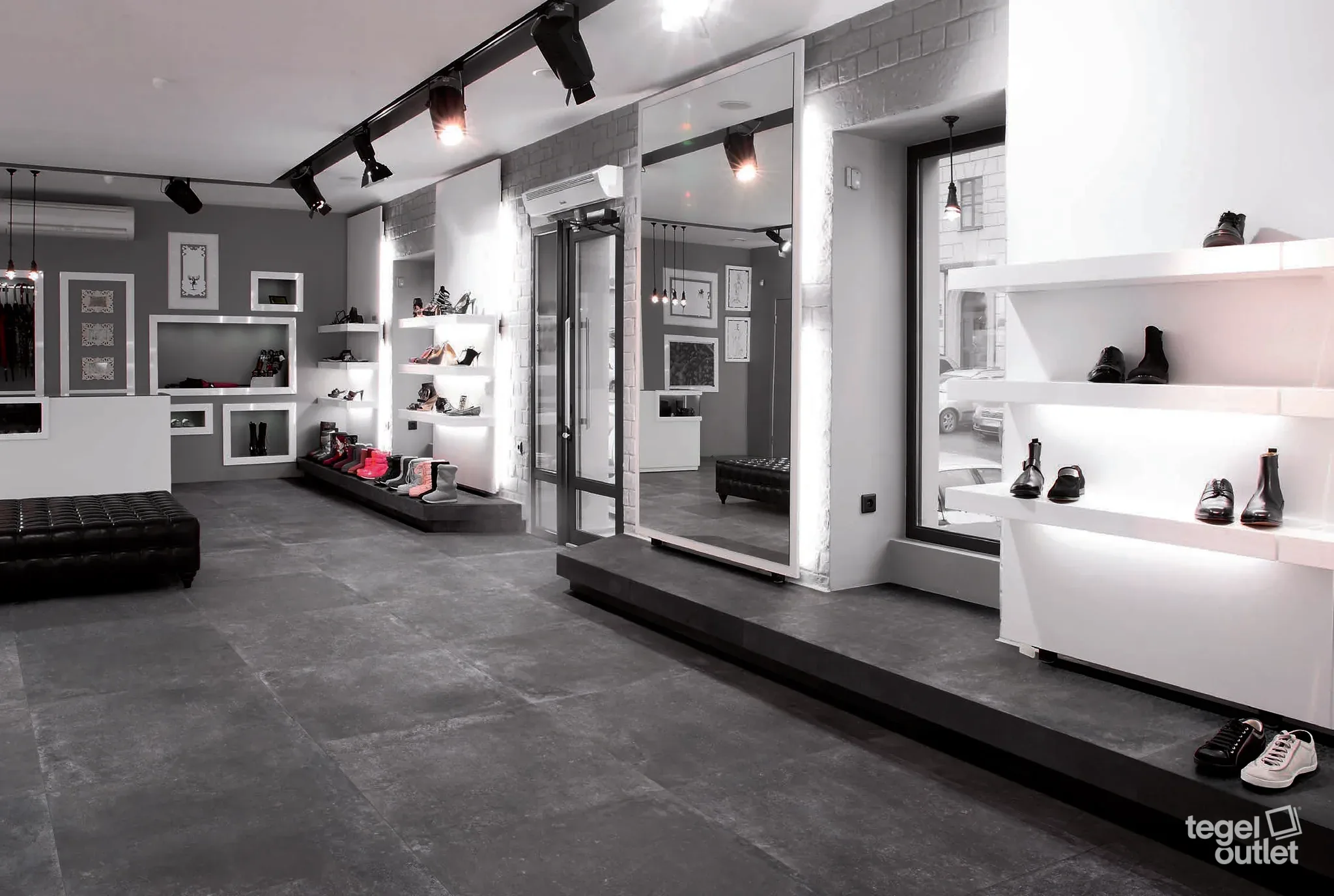 Photo d'ambiance : magasin de chaussures avec un sol et des marches en carreaux aspect pierre anthracite