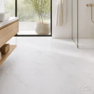 Sfeerbeeld (illustratie): lichte badkamer met een matte vloer in witte marmerlooktegels en een vrijstaand bad