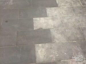 Carreaux de sol sombres avec des taches claires de voile de ciment