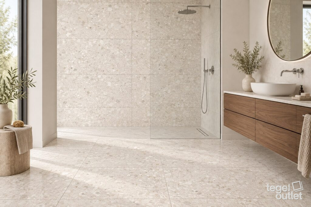 Salle de bains avec douche à l'italienne et carreaux clairs Ceppo di Gre Marfil 60×120 à joints fins