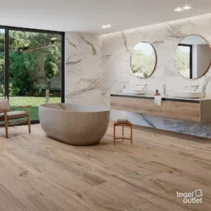 Sol effet bois Navarti Dakaris Nut 20×120 dans une salle de bains