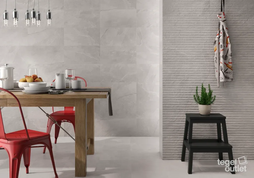 Carreaux muraux et de sol gris clair Dorset Smoke dans une cuisine avec espace repas et table en bois