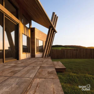 Flatiron Rust 60×120 2cm – terras Energieker Flatiron Rust 60×120 2 cm terrastegels aan een houten woning