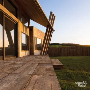 Flatiron Rust 60×120 2cm – terrasse Energieker Flatiron Rust 60×120 2 cm, carreaux de terrasse près d'une maison en bois