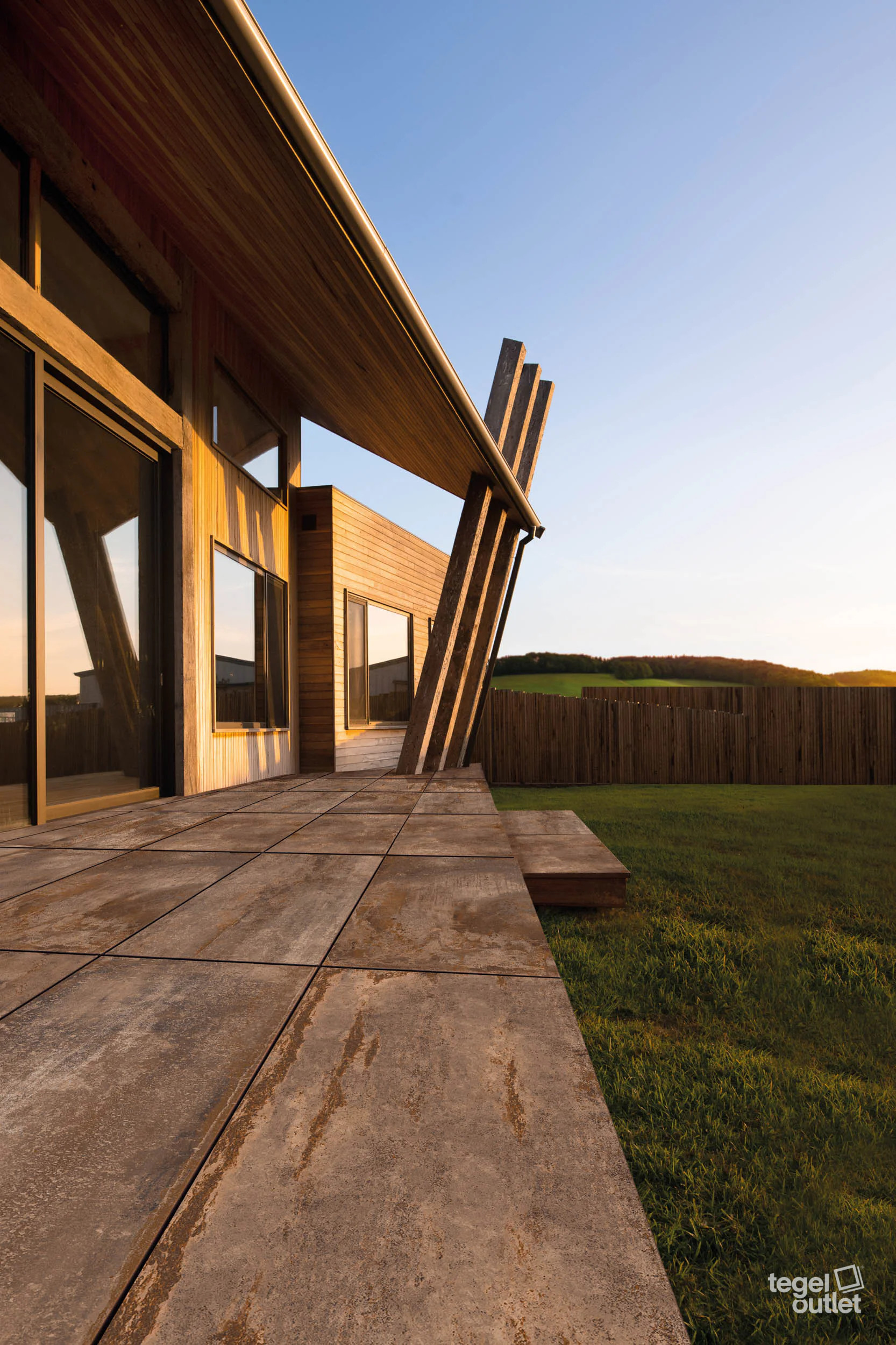 Energieker Flatiron Rust 60×120 2 cm terrastegels aan een houten woning