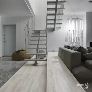 Navarti Forest Perla 20×120 houtlook vloer in een trapzaal