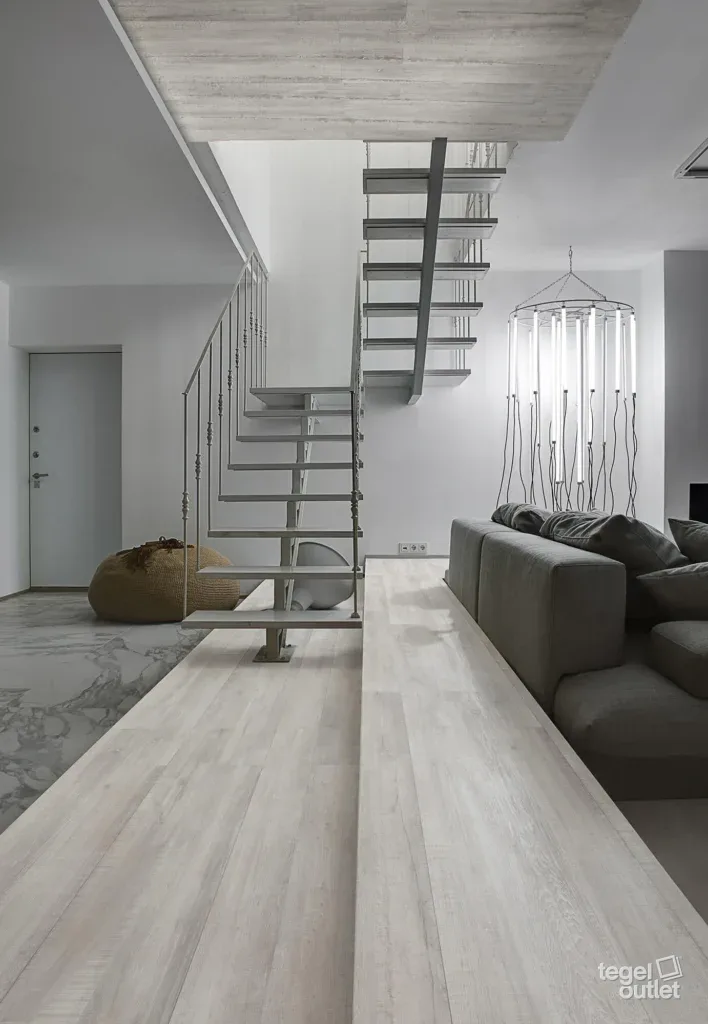 Cage d'escalier avec des carreaux de sol effet bois clair Navarti Forest Perla 20×120