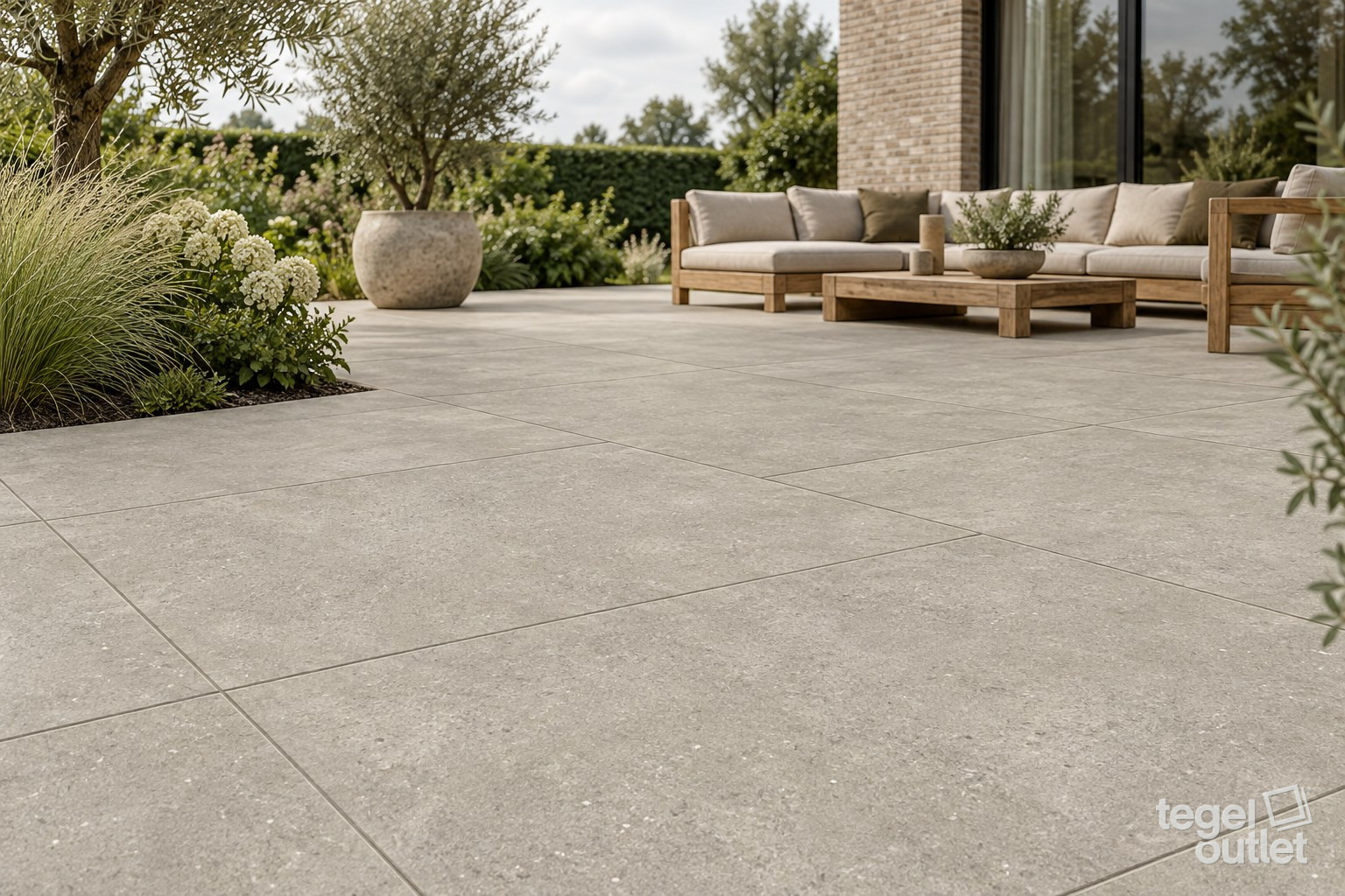 Sfeerimpressie met Gravel Earth 60×120 2cm · terras