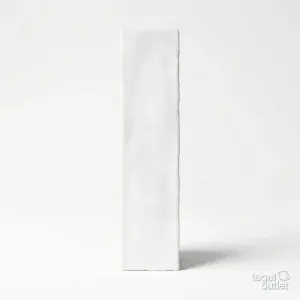 Handmade Wit Mat 7.5x30: één witte, matte tegel met een licht golvende rand en een handgemaakte uitstraling