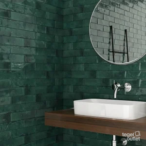 Ecoceramic Harlequin Green glanzende wandtegels in een badkamer