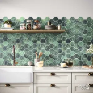 Sfeerbeeld: keuken met een spatwand in groene zeshoekige Hex Zellige-tegels boven het aanrecht